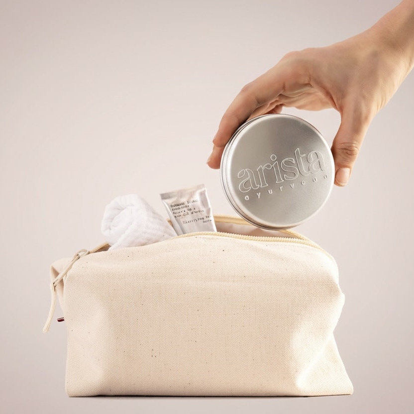 arista-shampoo-bar-holder-box-travel-friendly-leakproof-square a hand holding arista shampoo bar tin box